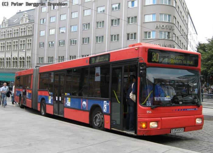 UniBuss 956, Nationaltheatret - Linie 30